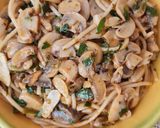 Foto del paso 3 de la receta: Spaghetti con mucho perejil y champiñones de lata 🍝 🌱🍄