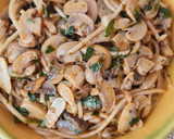 Foto del paso 3 de la receta: Spaghetti con mucho perejil y champiñones de lata 🍝 🌱🍄