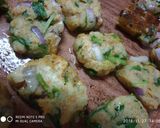 A picture of step 4 of Palak poha fritters.