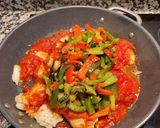 Foto del paso 7 de la receta: Merluza en salsa de tomate y verduras con queso