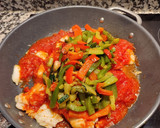 Foto del paso 7 de la receta: Merluza en salsa de tomate y verduras con queso