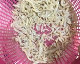 Foto langkah ke 3 dari resep 93. Oseng daun pepaya dan teri.