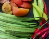 Hình bước làm 2 của món Canh chua bông điên điển ngó sen nấu cùng tôm mực