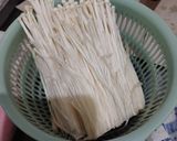 Foto langkah ke 1 dari resep Enoki Goreng.