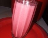 A picture of step 3 of Strawberry milkshake.