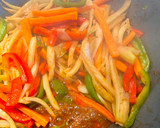 Foto del paso 7 de la receta: Solomillo de ternera y verduras salteados en wok