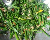 Foto langkah ke 3 dari resep Tumis pakis ikan teri.
