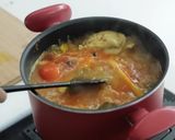 Foto langkah ke 4 dari resep Bihun Ayam Kuah Laksa Devina Hermawan.