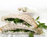 Foto del paso 4 de la receta: Sándwich de rúcula y queso azul