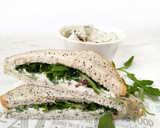 Foto del paso 4 de la receta: Sándwich de rúcula y queso azul