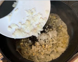 Foto del paso 2 de la receta: Risotto de setas y espárragos verdes con queso de oveja