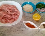 Une image de l'étape 1 de Boulettes de poulet haché en sauce crémeuse.