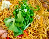 Foto langkah ke 5 dari resep Oseng Mi Kuning Basah.