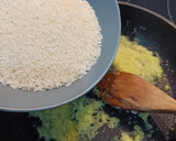 Foto del paso 2 de la receta: Risotto 🍚 al limón 🍋con queso parmesano 🧀