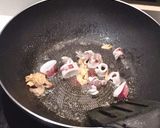 รูปขั้นตอนการทำที่ 2 ของ ข้าวผัดปลาหมึก