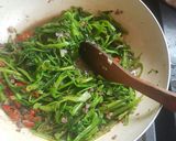 Foto langkah ke 3 dari resep Tumis kangkung daging cincang praktis.