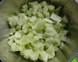 Foto do passo 2 de Salada de chuchu, ovos e cebola