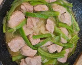 Foto del paso 3 de la receta: Solomillo de cerdo encebollados con pimiento italiano