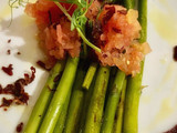 Espárragos verdes con tartar de tomate y crujiente de ibérico