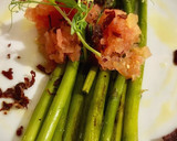 Foto del paso 2 de la receta: Espárragos verdes con tartar de tomate y crujiente de ibérico