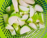 Hình bước làm 1 của món Mực ống xào mướp và nấm bào ngư