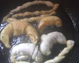 Foto del paso 4 de la receta: Masa de churrinches original chilena con forma de medialuna