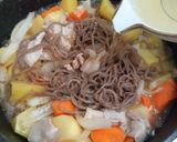 รูปขั้นตอนการทำที่ 2 ของ หมูต้มมันฝรั่งเส้นบุก (肉じゃが)