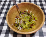 Foto del paso 3 de la receta: Salmón a la plancha con papas arrugadas y ensalada