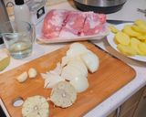 Foto del paso 1 de la receta: Paletilla de cordero al horno con patatas y cebolla