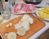 Foto del paso 1 de la receta: Paletilla de cordero al horno con patatas y cebolla