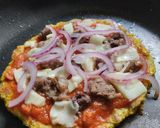 Foto del paso 11 de la receta: "Pizza" con base de coliflor al sartén🍕🧀🍖🥫🍅