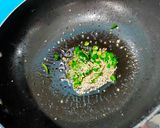 A picture of step 3 of Kacha papaiya nu chhin / raw paw paw stir-fry.