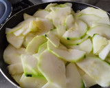 Foto del paso 2 de la receta: Calabacines🥒🍲🥫 en salsa de pimiento rojo y tomate asado🍅🌶️🧅