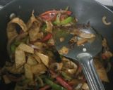 A picture of step 2 of Left over roti stir fry.