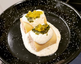 Foto del paso 8 de la receta: Minicanelón de merluza con salsa de roquefort y aceite de albahaca