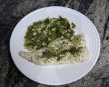 Foto del paso 3 de la receta: Merluza con ajetes y salsa verde al microondas