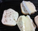 Foto del paso 4 de la receta: Bocados de queso brie en pan anisado 🧀🍞🚌