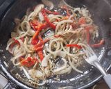 Foto del paso 2 de la receta: Higadito salteado con cebolla y morrón acompañado con un revuelto de verduras y arroz