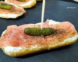 Foto del paso 3 de la receta: Canapé dulce con salmón ahumado, queso y pepinillo