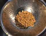 Une image de l'étape 2 de Ongles de sorcière (graines de courge grillées paprika et épices massalé).