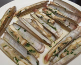 Foto del paso 4 de la receta: Navajas a la plancha con ajo y perejil