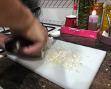 Foto del paso 1 de la receta: Caldillo o sopa de espárragos con huevo poche y crujiente de jamón
