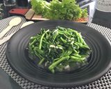 Foto langkah ke 3 dari resep Selada air cah bawang putih.