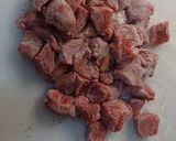 Foto del paso 1 de la receta: Estofado de ternera con fideos y patatas