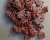 Foto del paso 1 de la receta: Estofado de ternera con fideos y patatas