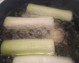 Foto del paso 1 de la receta: Puerros cocidos con salsa de tomate y huevo cocido