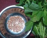 Foto langkah ke 1 dari resep Bening bayam kacang tanah.