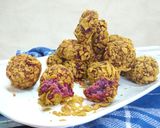 Gambar langkah 7 resipi Bebola Ubi Ungu Cornflakes Madu.
