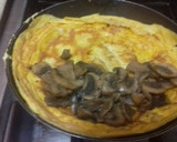 Foto del paso 5 de la receta: Torta de huevo rellena de champiñones, queso manchego y salsa