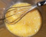 Foto del paso 2 de la receta: Tortilla de Manzana, Langostinos y Pasas